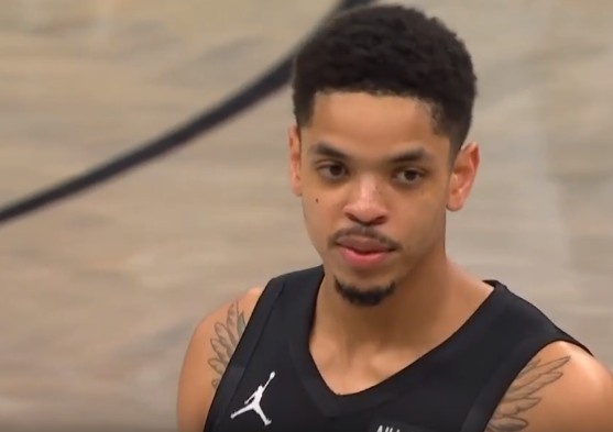 科比·怀特虚晃上篮被米诺特结结实实打到脸上 后者被吹一级恶意