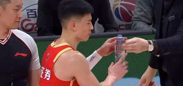 pp电子-广厦赢球第一奇兵！林秉圣7中5末节送关键5分，赛后王博亲自递水